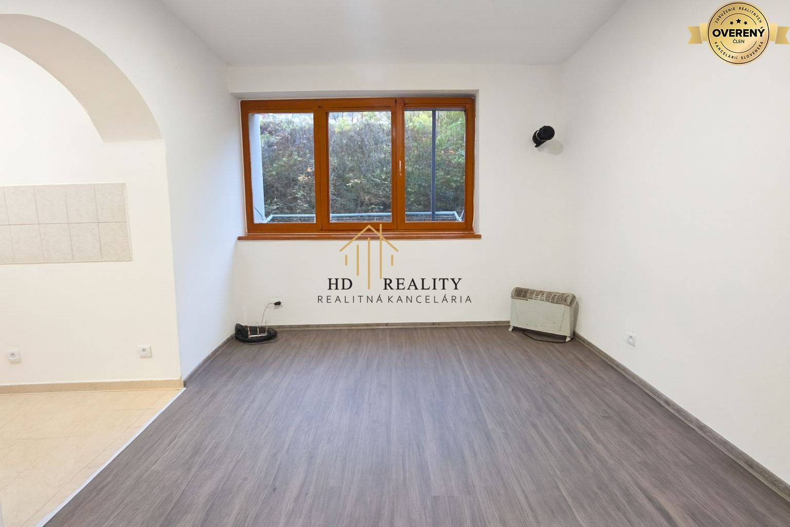 izba s oknom prázdna.jpg