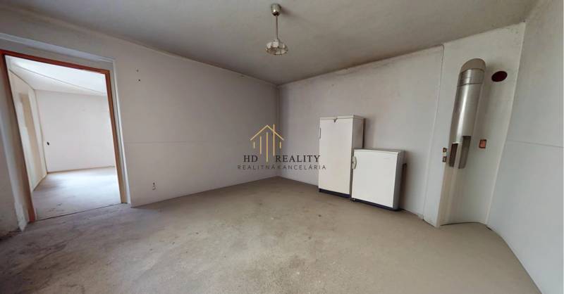 Prázdna miestnosť s bielymi stenami a spotrebičmi, Rodinný dom.