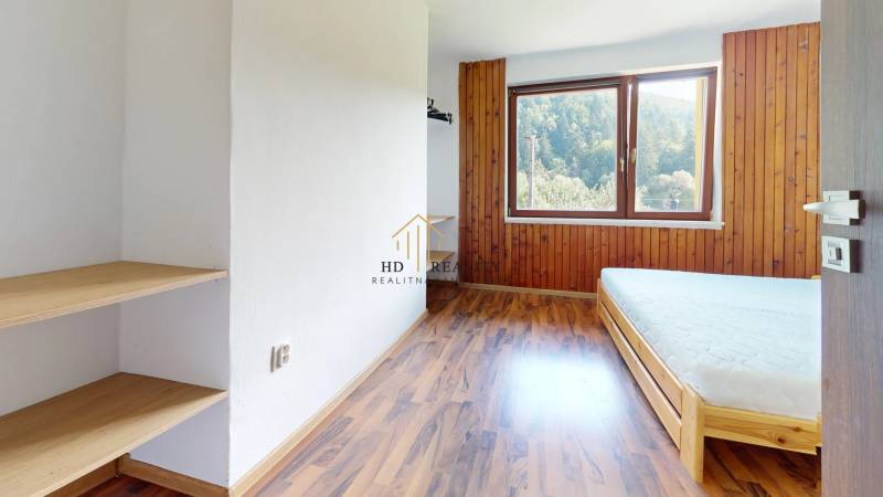 RbEmXS19smt-Bedroom.jpg