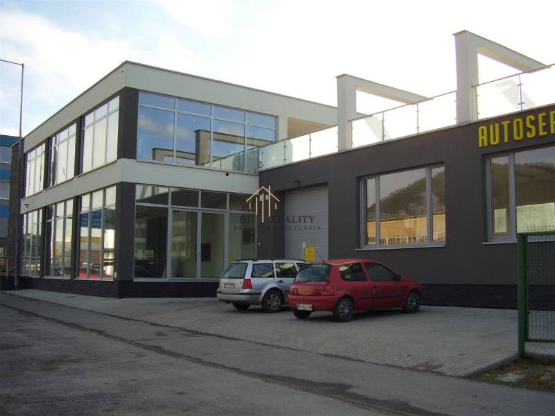 Budova s garážou.JPG