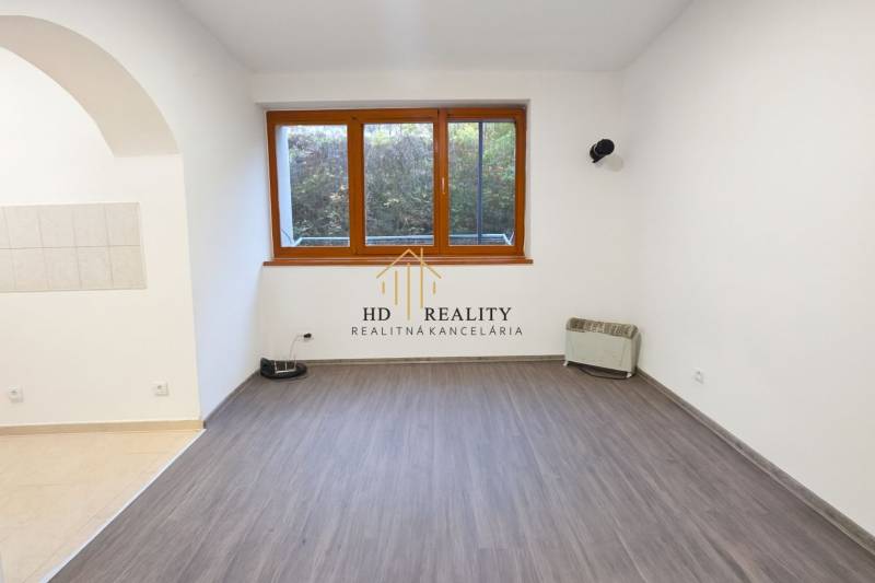 izba s oknom prázdna.jpg