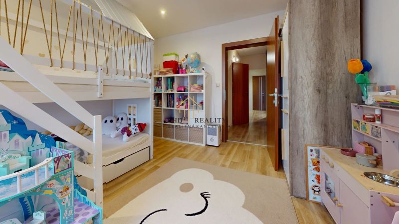 9qFUEdowEPS-Bedroom.webp