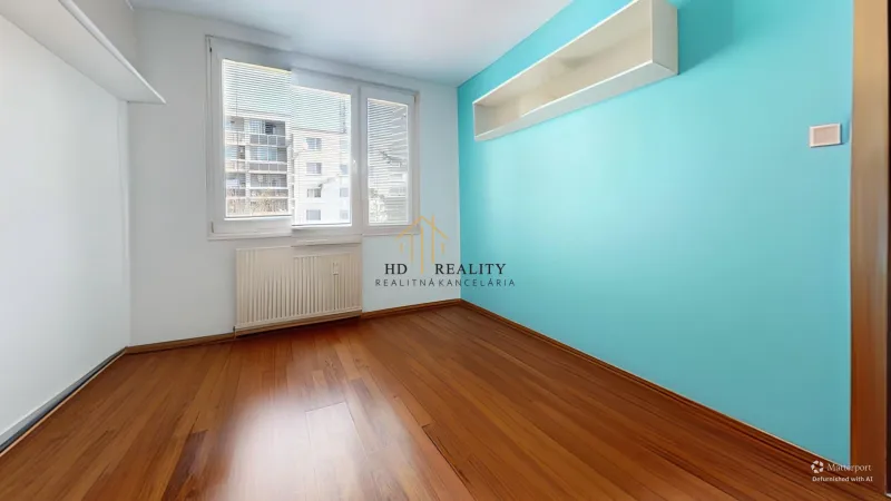 izba bez nabytku.webp