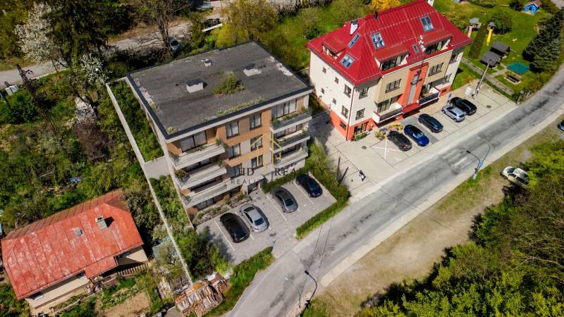 do-vyznaceneho-obdlznika-postav-stavbu-bytoveho-domu-do-svah-verze-01-obr-01.jpg