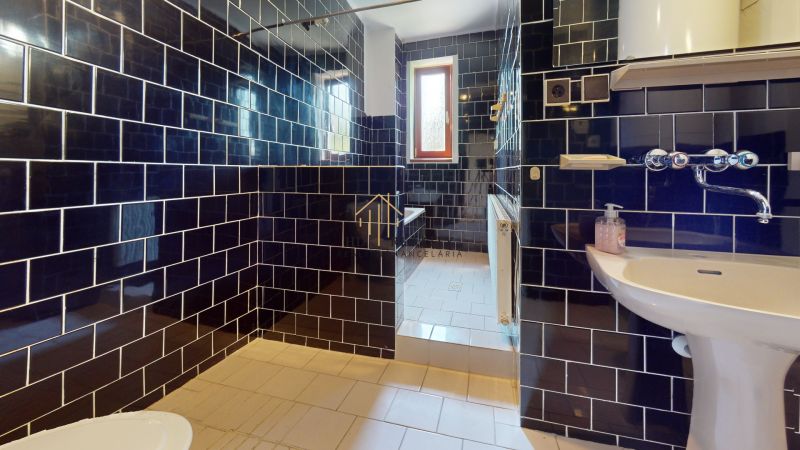 Bathroom (2).jpg